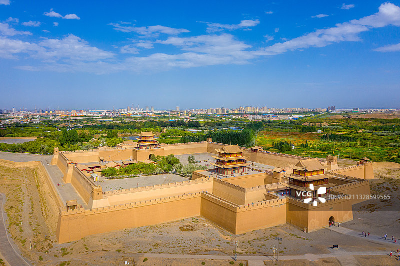 晴天下的嘉峪关图片素材