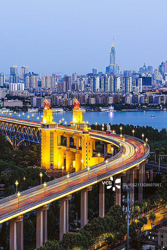 南京长江大桥与紫峰大厦特写竖幅图片素材