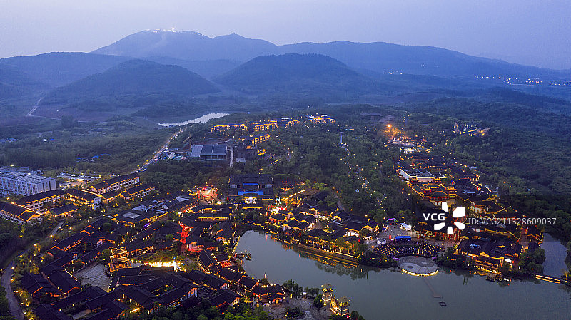 东方盐湖城夜景，拍摄于常州茅山风景区图片素材