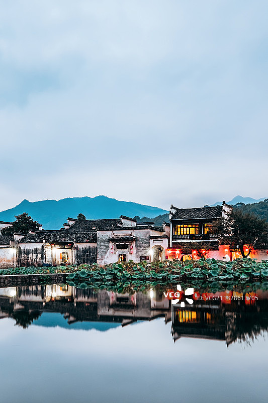 中国安徽黄山市宏村南湖山水风光图片素材