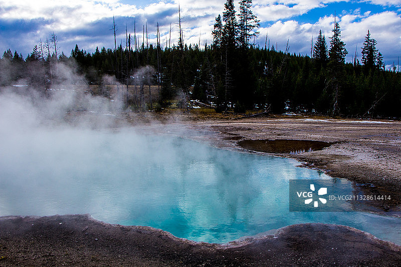 天空下的温泉景色图片素材