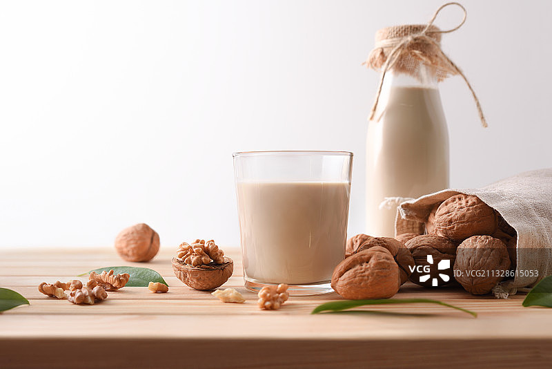 一杯核桃蔬菜汁图片素材