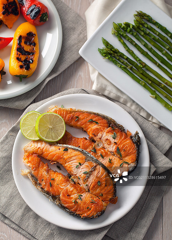 餐盘中海鲜高角度视图图片素材