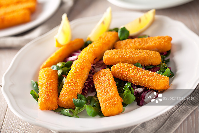 桌子上盘子里的食物的特写图片素材