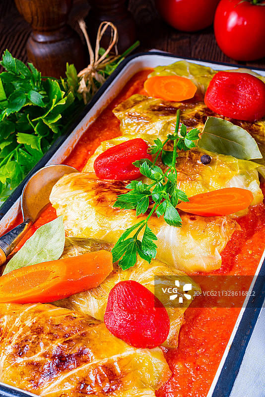 高角度的食物在盘子上的桌子图片素材