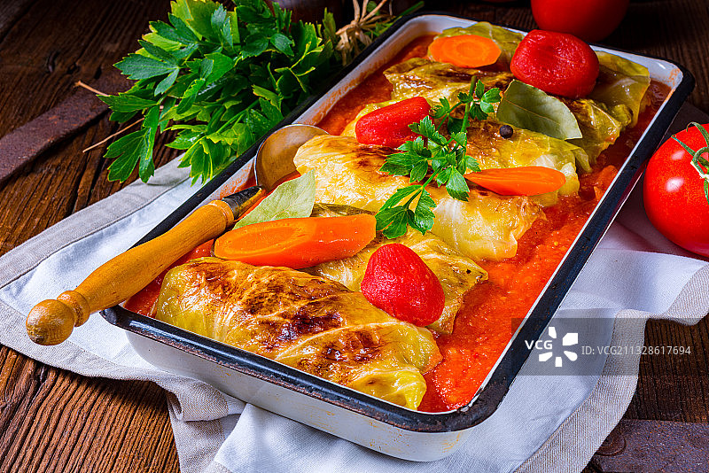 高角度的食物在盘子上的桌子图片素材