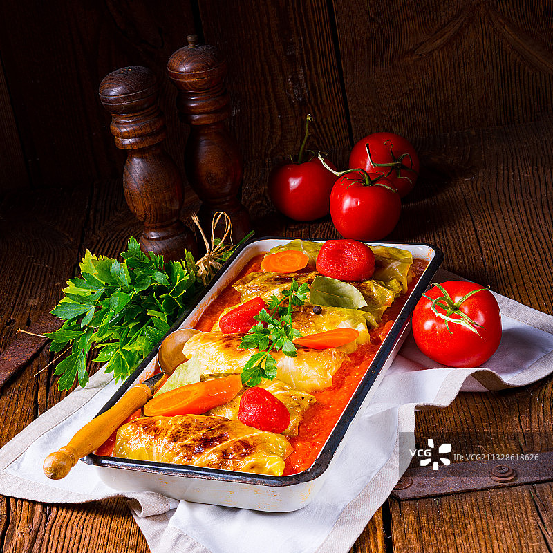 高角度的食物在盘子上的桌子图片素材