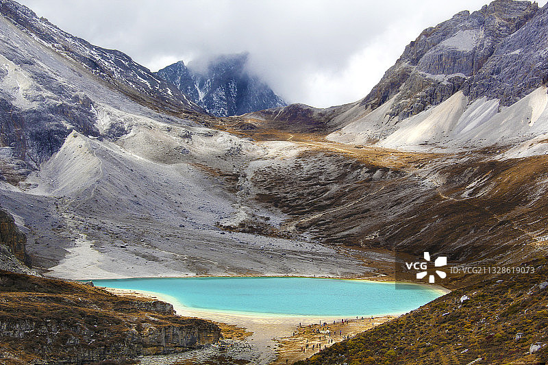 雪山下的牛奶海图片素材