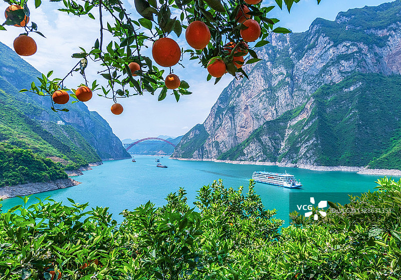 新高湖游轮行驶在兵书宝剑峡水域图片素材