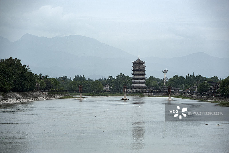 成都崇州元通古镇上汇江桥，元通塔，后有青山，前有碧水图片素材