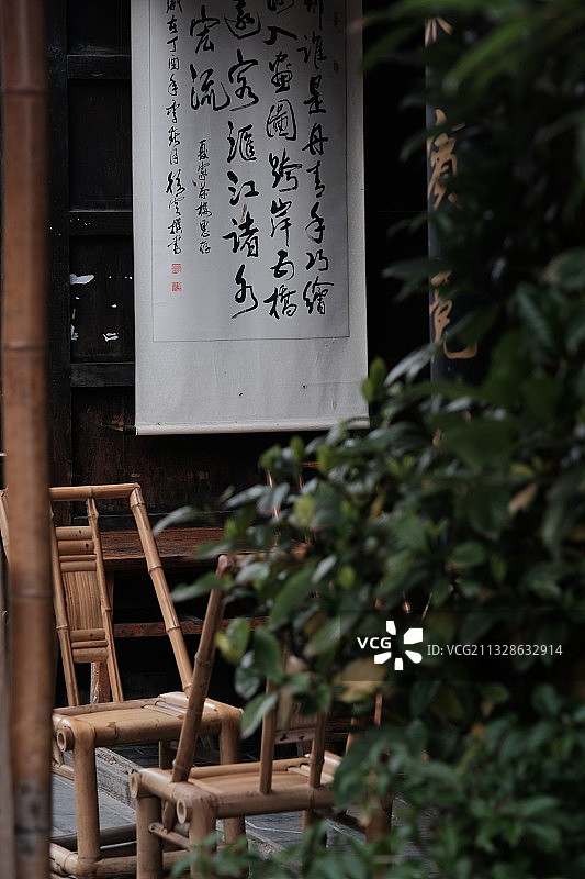 成都崇州元通古镇，夏家茶楼，竹椅，茶壶，典型川西茶楼图片素材