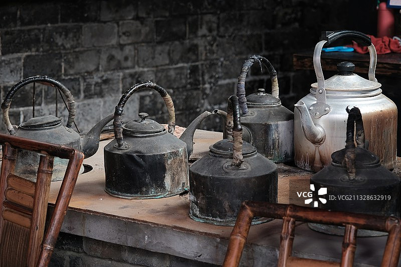 成都崇州元通古镇，夏家茶楼，竹椅，茶壶，典型川西茶楼图片素材