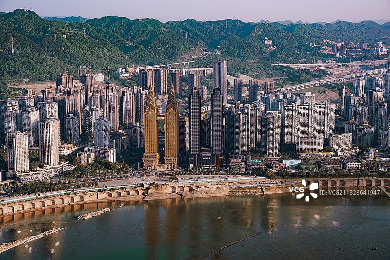 重庆白天城市风光长江滨江路山峰图片素材