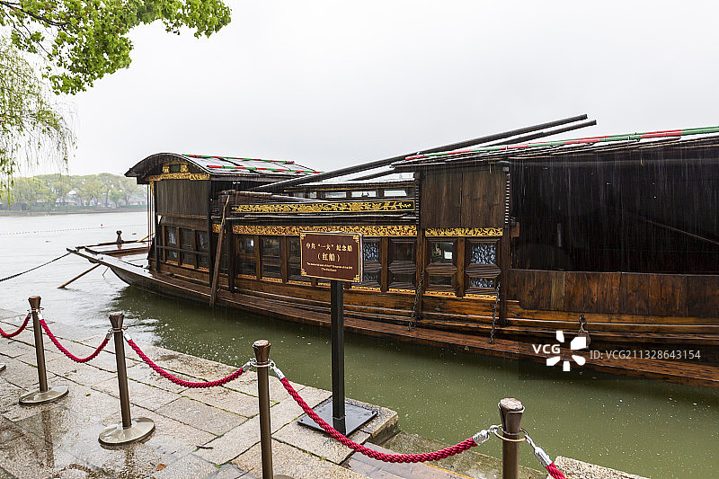 雨中的浙江嘉兴南湖景区中共“一大”纪念船（红船）图片素材