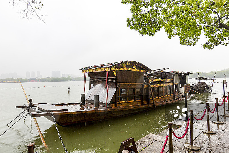 雨中的浙江嘉兴南湖景区中共“一大”纪念船（红船）图片素材