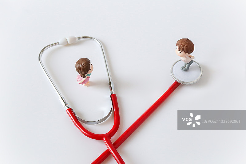 520情人节亲吻情侣用听诊器听对方心跳图片素材