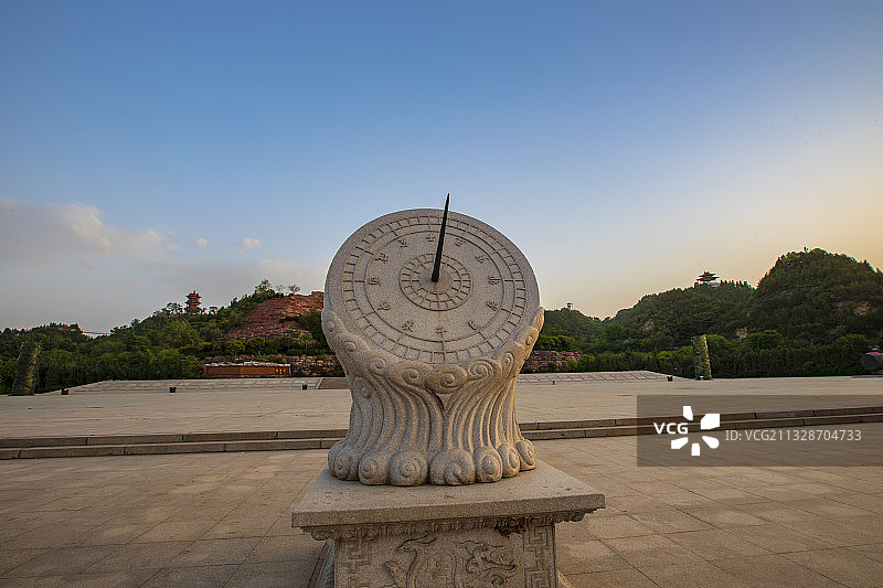 河南省郑州黄河文化公园炎黄广场日晷图片素材