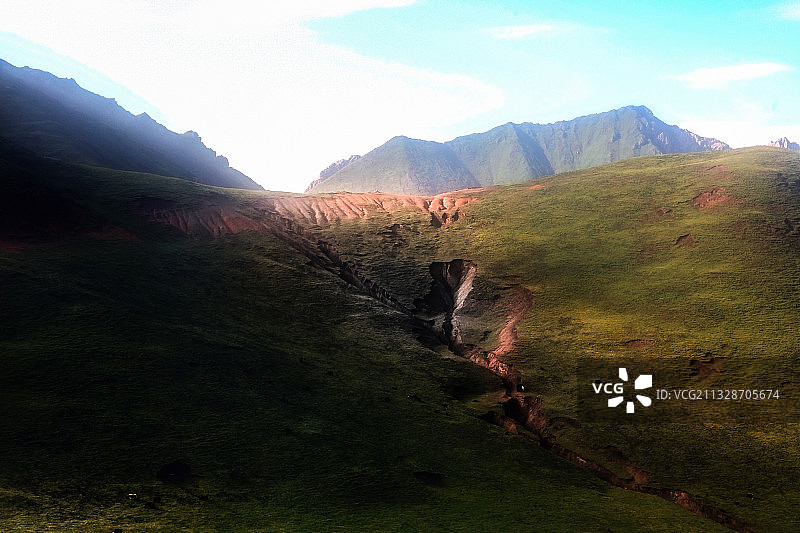 丘陵的裂痕图片素材