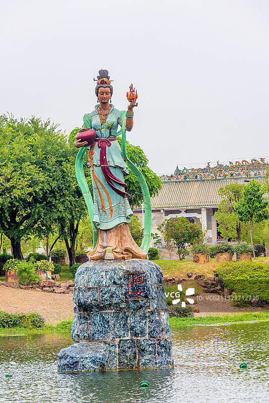 中国广东佛山石湾公园陶女雕塑图片素材