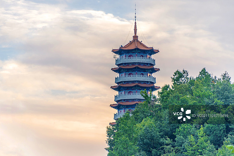 中国湖北十堰重阳塔日暮风光图片素材