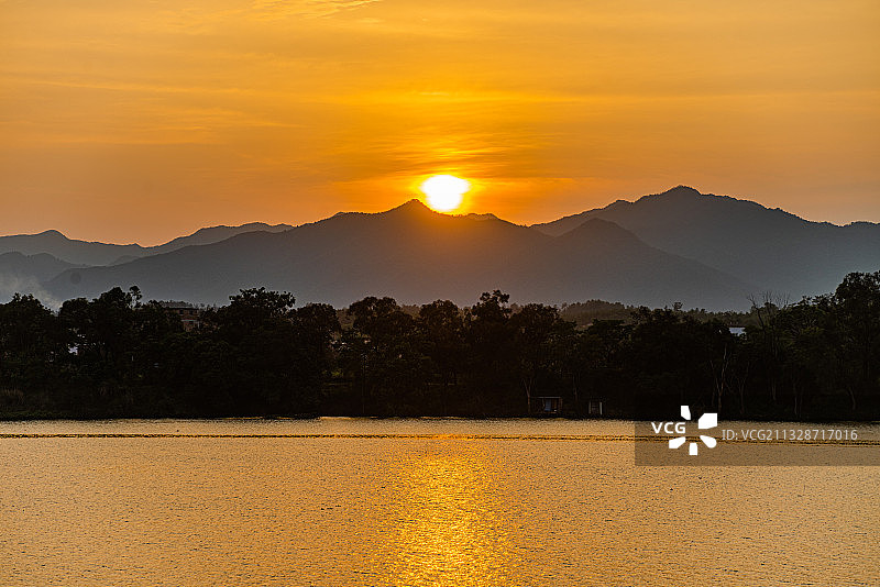 江西赣州：贡江河畔渔船忙，金色夕阳景如画！图片素材