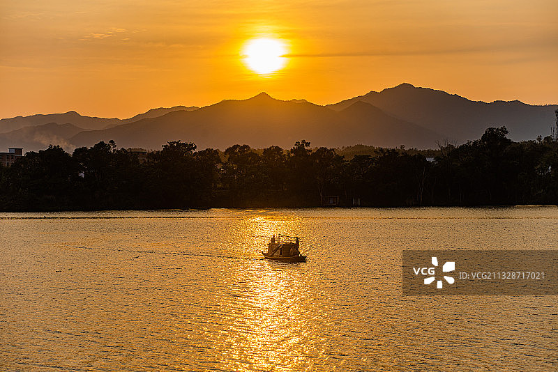 江西赣州：贡江河畔渔船忙，金色夕阳景如画！图片素材