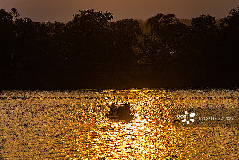江西赣州：贡江河畔渔船忙，金色夕阳景如画！图片素材