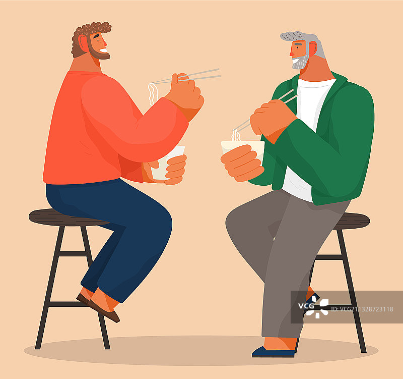 两个男人朋友坐在椅子上吃面条图片素材