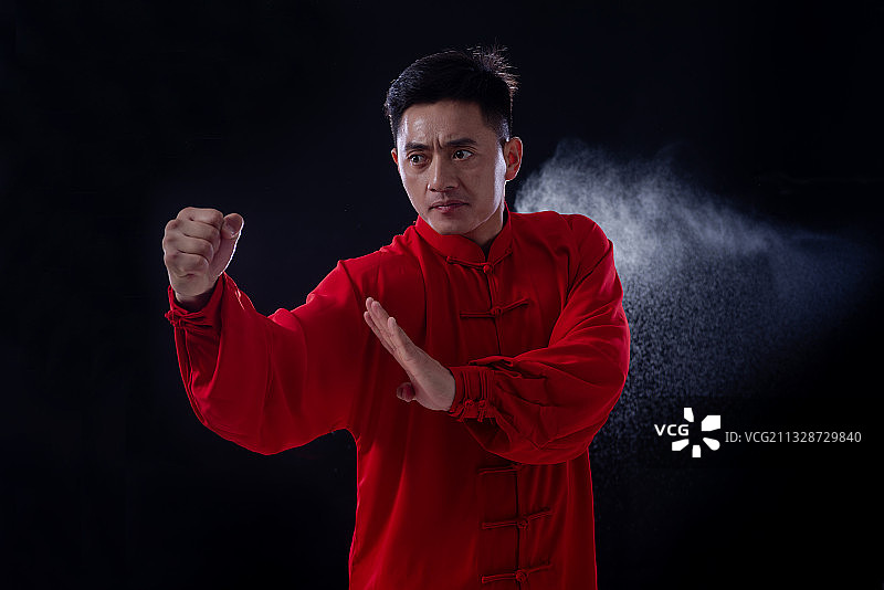 亚洲青年表演中国功夫图片素材