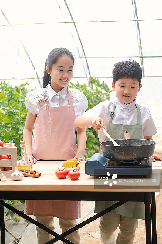 两个学龄儿童在有机农场里做饭图片素材