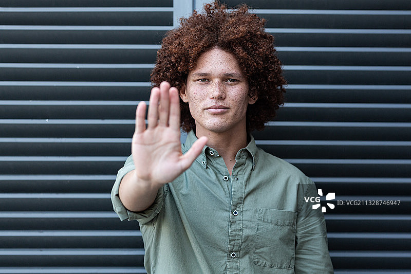 举手做出停止手势的混血男人肖像图片素材