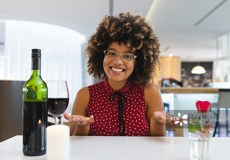 在餐厅晚餐约会上微笑的混血女人图片素材