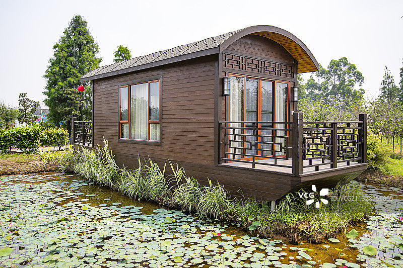 池塘里的小木屋图片素材
