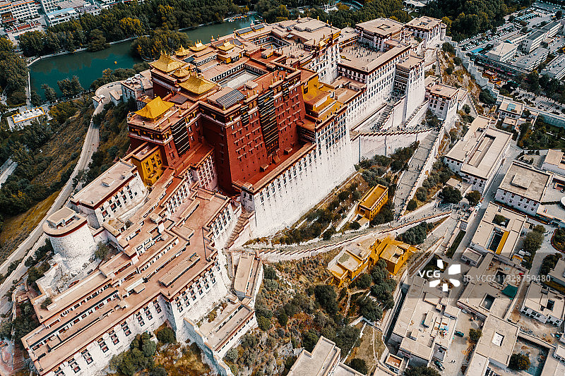 航拍布达拉宫和拉萨市区风光图片素材