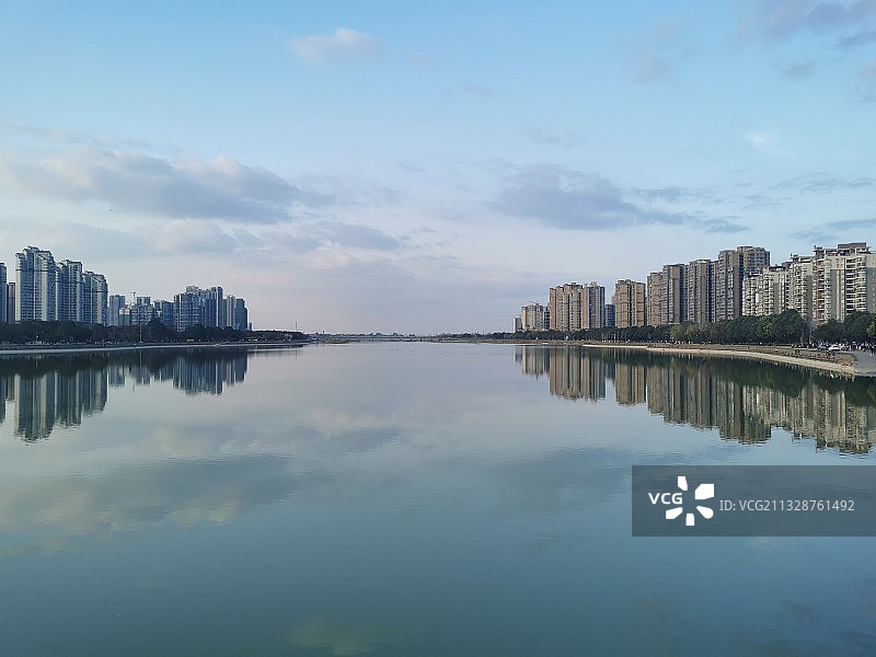 天气晴朗的傍晚，湖水像明镜一样倒映出天边的云彩图片素材