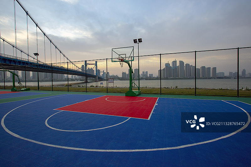 襄阳凤雏大桥户外篮球场地图片素材