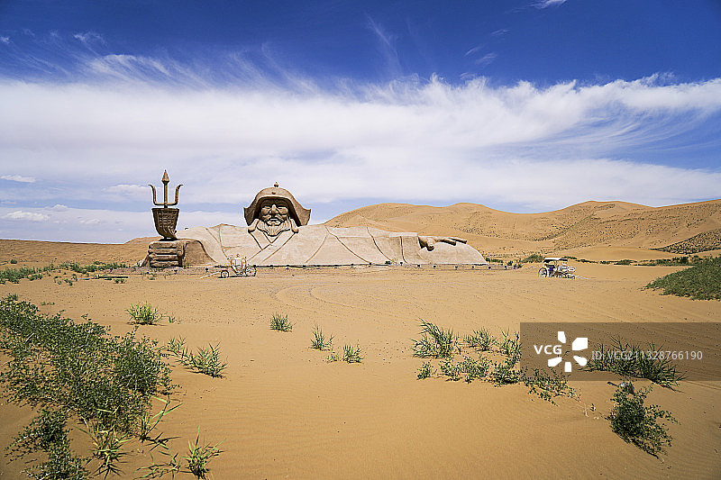 巴丹吉林沙漠成吉思汗像图片素材