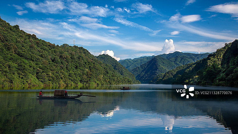 镜面江水绿如蓝图片素材