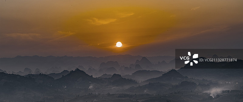 落日余晖映群山图片素材