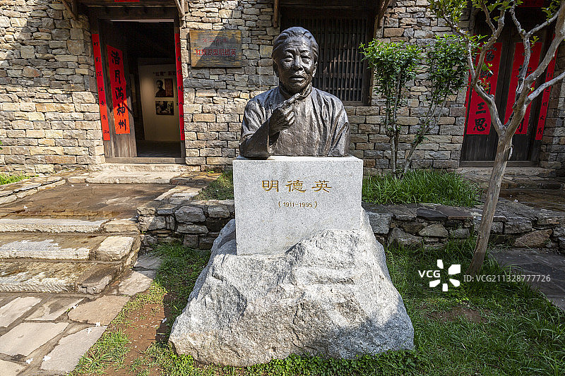 山东省临沂市沂南县沂蒙红嫂明德英雕像图片素材