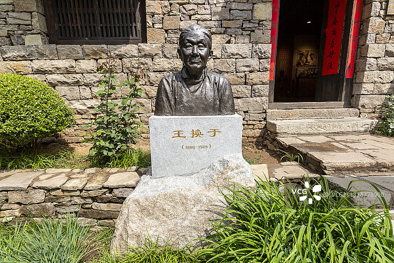 山东省临沂市沂南县沂蒙红嫂纪念馆沂蒙红嫂明德英雕像图片素材