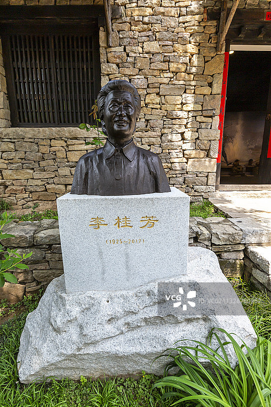 山东省临沂市沂南县沂蒙红嫂纪念馆沂蒙大姐李桂芬雕像图片素材