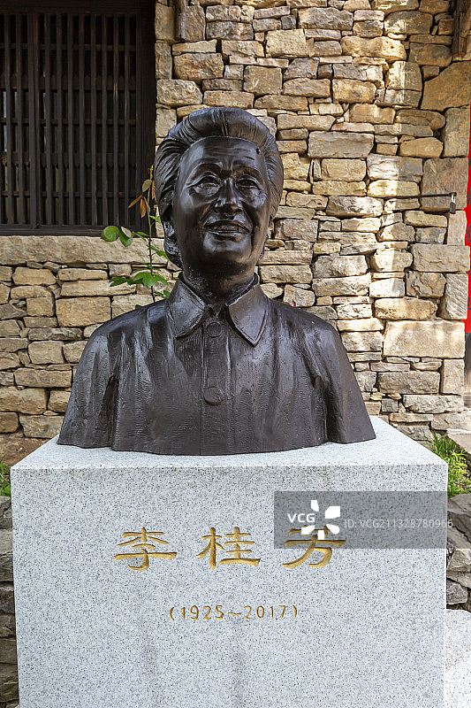 山东省临沂市沂南县沂蒙红嫂纪念馆沂蒙大姐李桂芬雕像图片素材