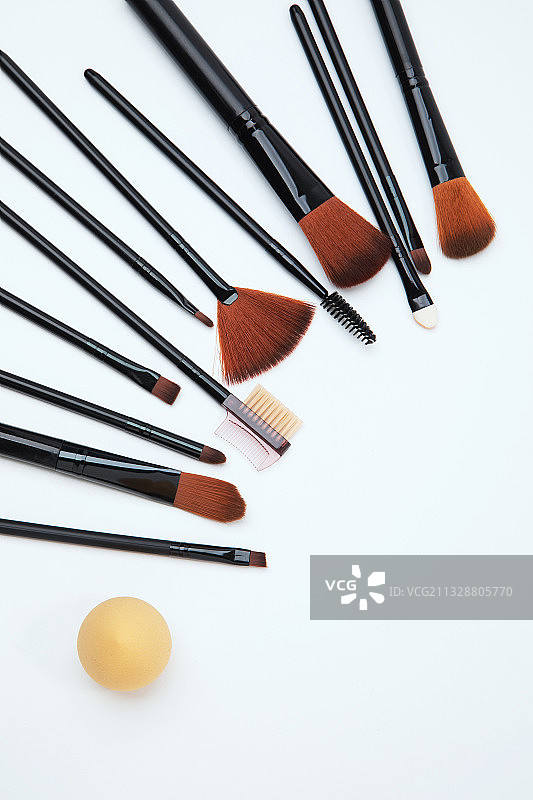 一排不同功能的化妆刷图片素材