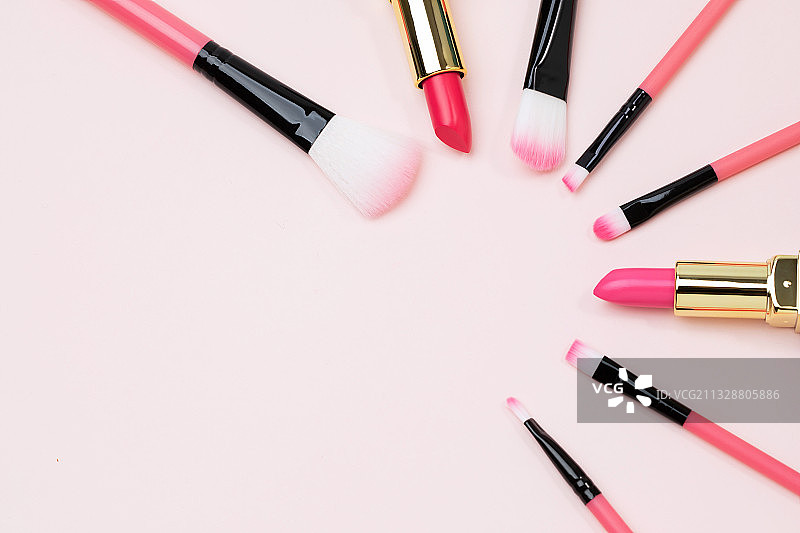 粉色系的化妆刷与唇膏图片素材