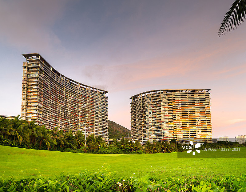 三亚小东海景区半山半岛果岭上的建筑图片素材