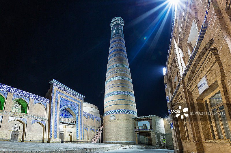 希瓦夜晚清真寺的宣礼塔图片素材