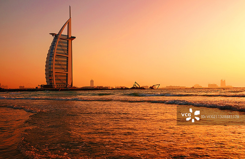 迪拜的帆船酒店在霞光的照射下金光闪闪图片素材