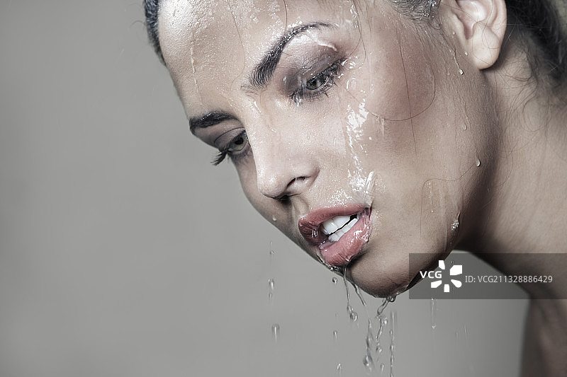 水流在脸上，化着防水妆的女人肖像，适合做书封面图片素材