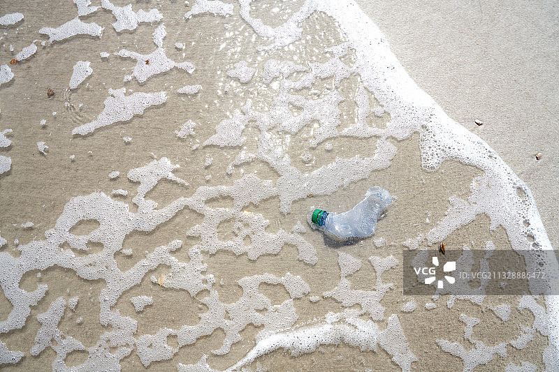 美国，漂浮在海洋中的塑料瓶图片素材